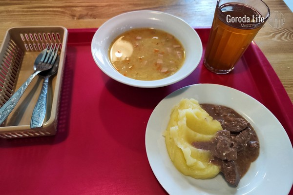 На Урале несколько школьников отправились в больницу с острой кишечной инфекцией | В одной из школ Свердловской области произошло массовое отравление учеников 