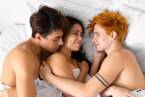 Психолог Миллер рассказала, как вывести секс в браке на новый уровень | Сексолог Миллер: чтобы разнообразить интимную жизнь, можно начать с ролевых игр