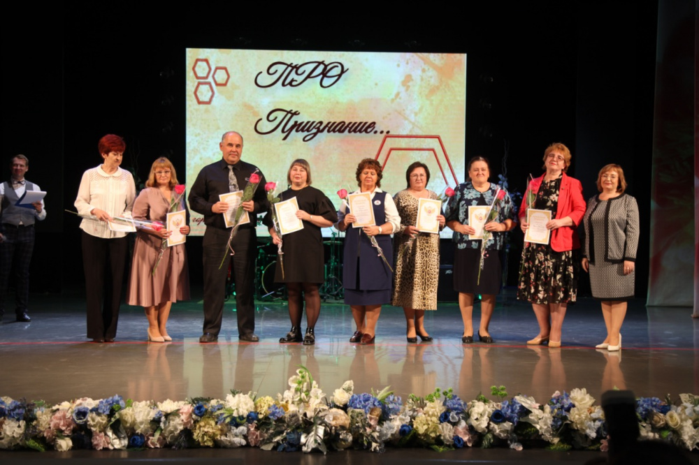 В Первоуральске наградили лучших учителей | В Первоуральске более 600 педагогов собрались на праздник «ПРО призвание»