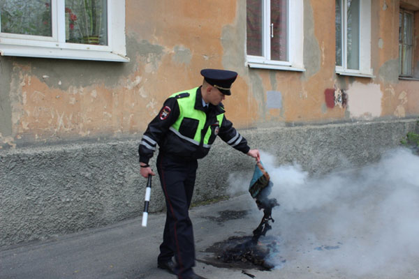 В Первоуральске сотрудники ГИБДД помогли предотвратить пожар