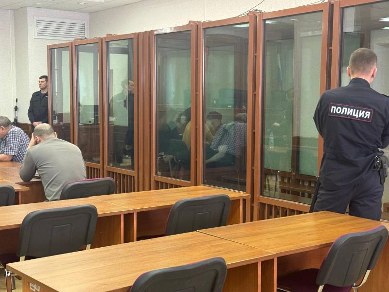 На Урале бандиты 10 лет грабили иностранцев: прокурор запросил 16 лет колонии для обвиняемых | Прокурор запросил 16 лет колонии для участников свердловской банды, нападавшей на иностранцев  