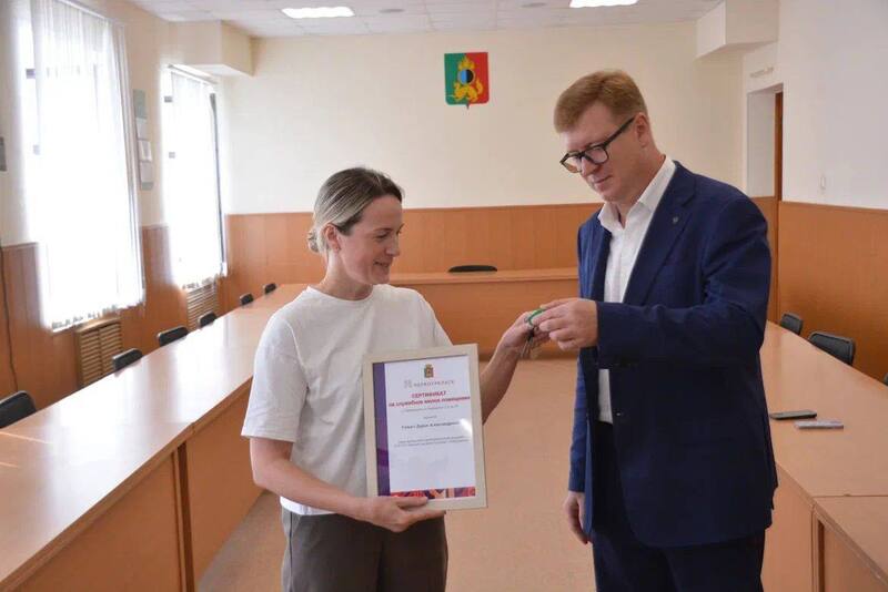 Трем медикам из Первоуральска вручили ключи от служебного жилья | Первоуральские врачи получили служебные квартиры