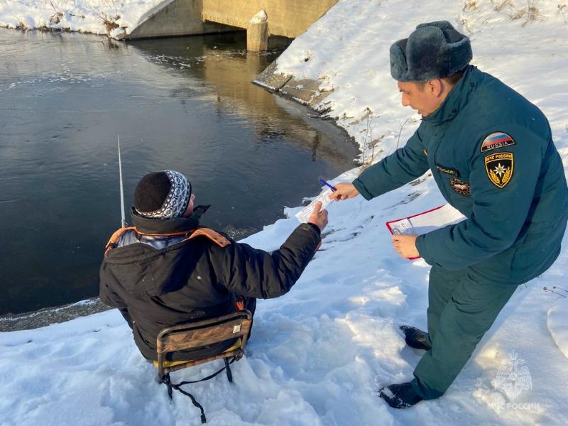 Не провалиться под лед: в МЧС дали советы по безопасности во время зимней рыбалки | Свердловские сотрудники МЧС рассказали о правилах безопасности во время зимней рыбалки Не провалиться под лед: в МЧС дали советы по безопасности во время зимней рыбалки | Свердловские сотрудники МЧС рассказали о правилах безопасности во время зимней рыбалки