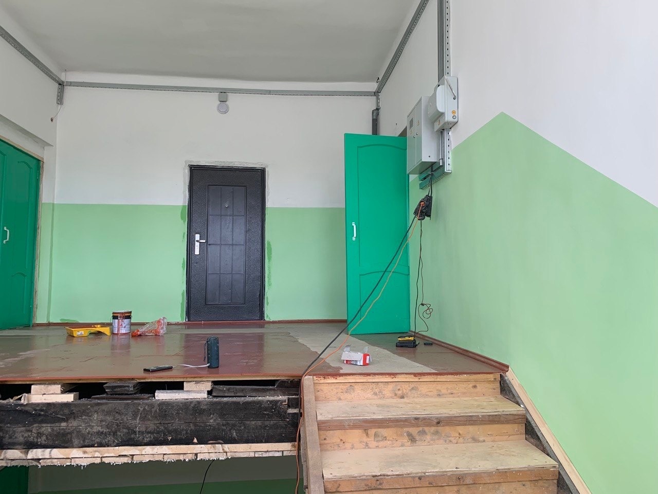 В Первоуральске заканчивают ремонт в подъезде дома, пострадавшем месяц назад от пожара