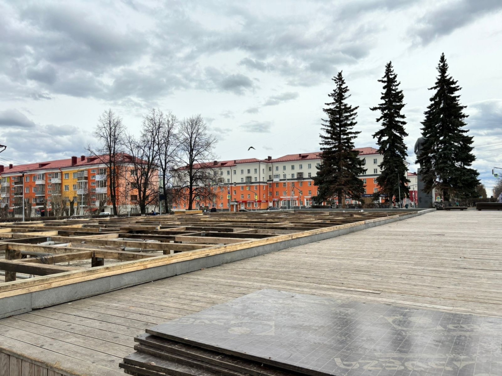 Расконсервация фонтана на площади в Первоуральске: подготовка к майским праздникам | На площади в Первоуральске начались работы по расконсервации фонтана