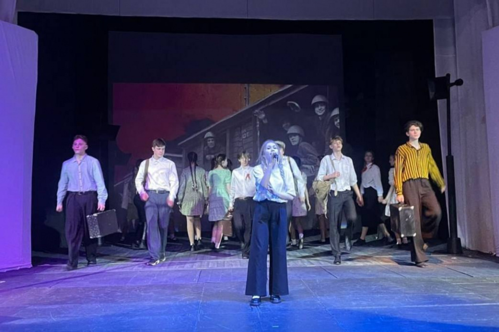 В первоуральском театре драмы «Вариант» 6 мая состоялась премьера театрализованного концерта | На Урале прошла долгожданная премьера концерта «Во имя мира на Земле» В первоуральском театре драмы «Вариант» 6 мая состоялась премьера театрализованного концерта | На Урале прошла долгожданная премьера концерта «Во имя мира на Земле»