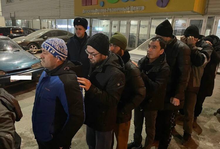 В Екатеринбурге провели рейд против незаконных мигрантов | Уральские полицейские проверили места скопления мигрантов