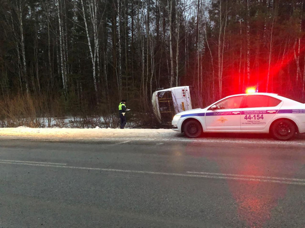 Авария автобуса под Первоуральском: есть пострадавшие | Под Первоуральском автобус с пассажирами улетел в кювет