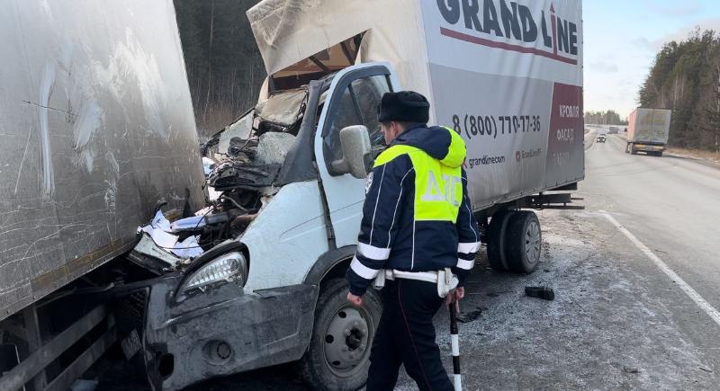 В Свердловской области столкнулись два грузовика: 17-летний пассажир скончался на месте | В Верхнепышминском районе «Газель» врезалась в грузовик
