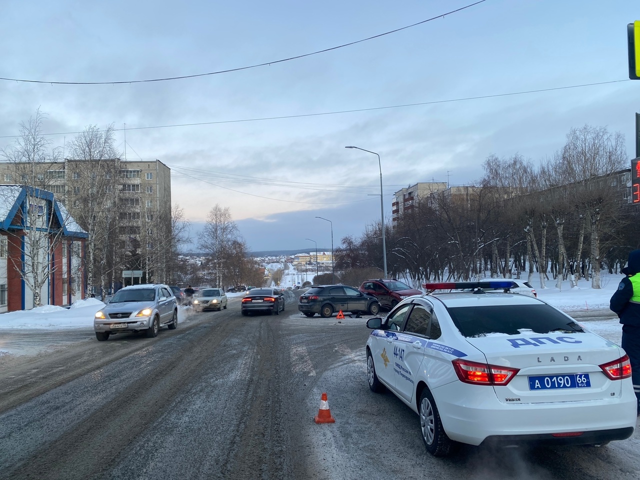 В Первоуральске столкнулись три автомобиля В Первоуральске столкнулись три автомобиля