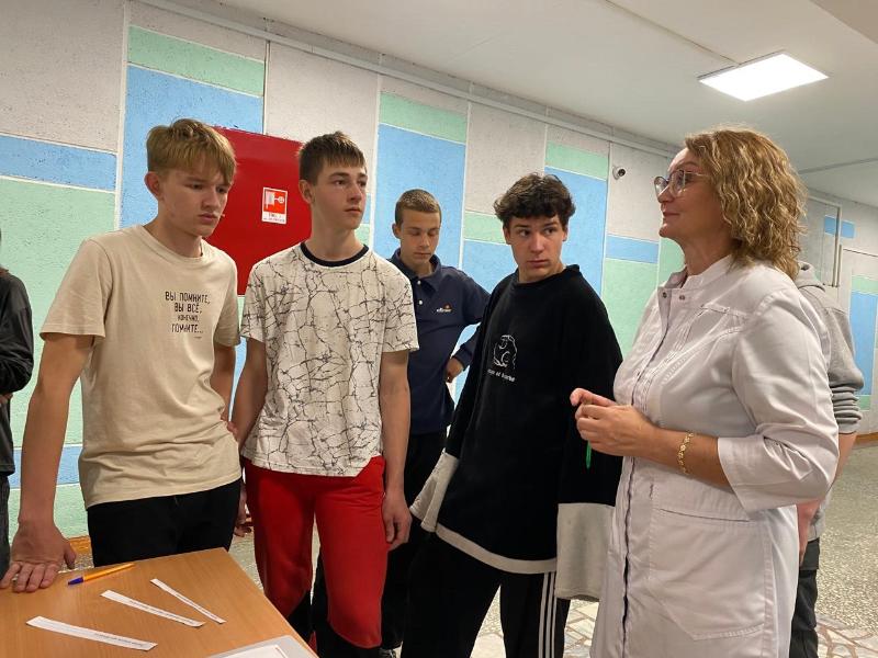 Первоуральские медики обучили школьников из трудовых отрядов оказанию первой помощи  | Школьники из Первоуральска спасли «пострадавших» на квесте 