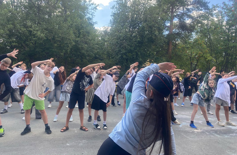 Зарядка, патрульные авто и советы ГИБДД: день с полицией в детском лагере | В лагере «Соколиный камень» дети сделали зарядку вместе с полицейскими