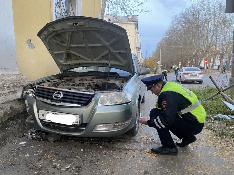 Свердловский водитель не предоставил право преимущественного проезда и попал в ДТП | В Каменске-Уральском водитель не уступил дорогу и врезался в стену дома Свердловский водитель не предоставил право преимущественного проезда и попал в ДТП | В Каменске-Уральском водитель не уступил дорогу и врезался в стену дома