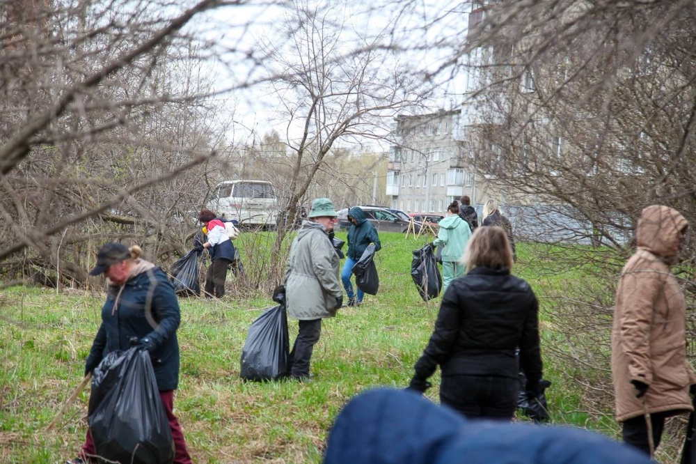 В Первоуральске состоялся общегородской субботник | В Первоуральске состоялся общегородской субботник
