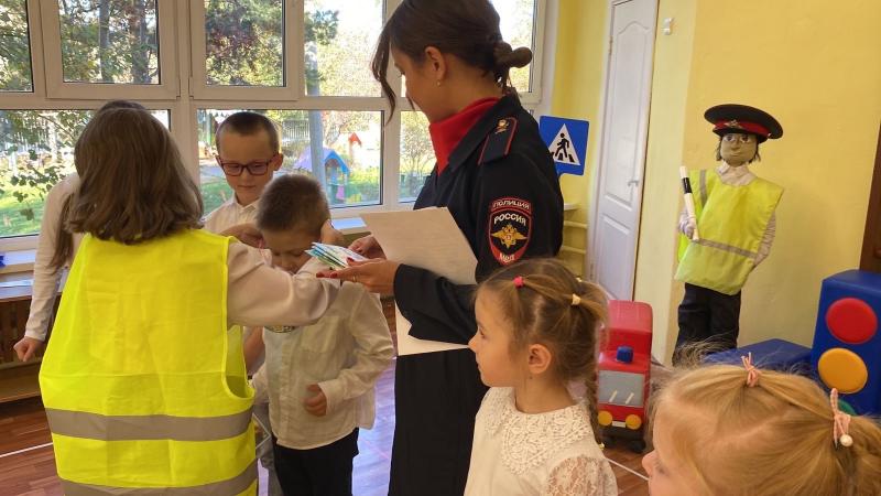 Первоуральских дошкольников посвятили в отряд ЮПИД | Дошкольники Первоуральска стали юными помощниками инспекторов движения