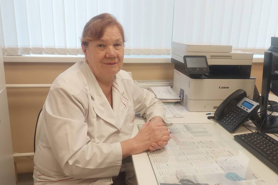 В международный день акушерки первоуральцам рассказали о специалисте со стажем работы 46 лет  | На Урале акушерка дневного стационара женской консультации работает уже целых 46 лет