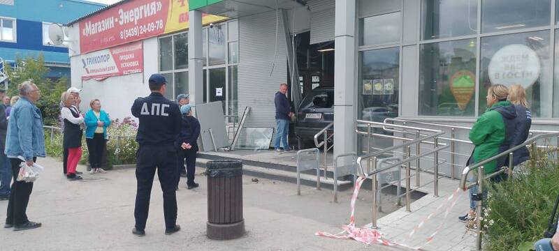 Пенсионер на Subaru протаранил «Пятерочку» в Первоуральске | Автомобилист из Первоуральска врезался в «Пятерочку»