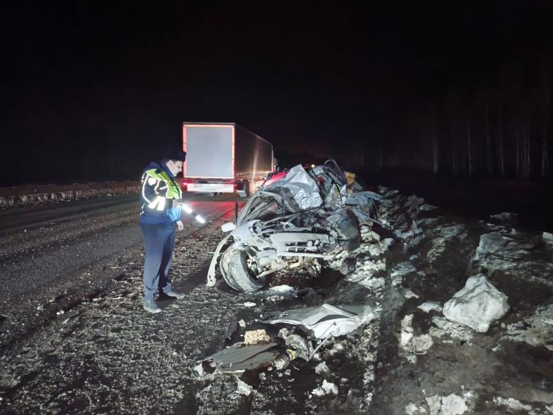 На Пермском тракте КАМАЗ сбросил груз прямо под колеса Toyota | На Урале из КАМАЗа выпал груз: пострадали три человека  