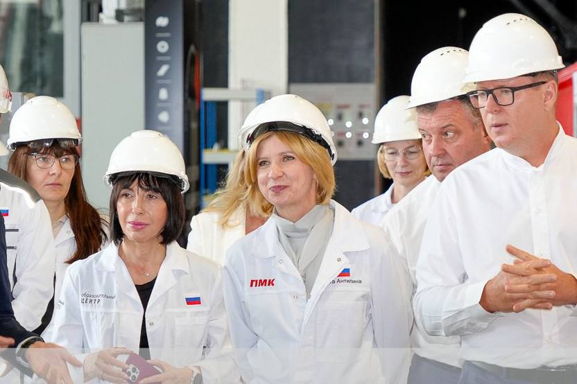 Татьяна Савинова приехала с рабочим визитом в Первоуральск, где оценила методы подготовки кадров | Глава Минздрава по Свердловской области Савинова посетила Первоуральск