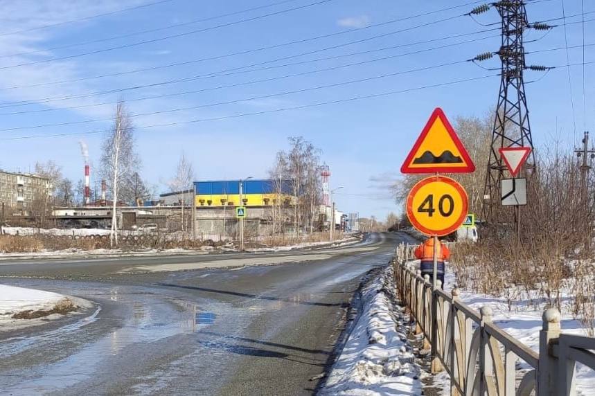 В Первоуральске восстанавливают неисправные дорожные знаки | На Урале специалисты занялись восстановлением дорожных знаков