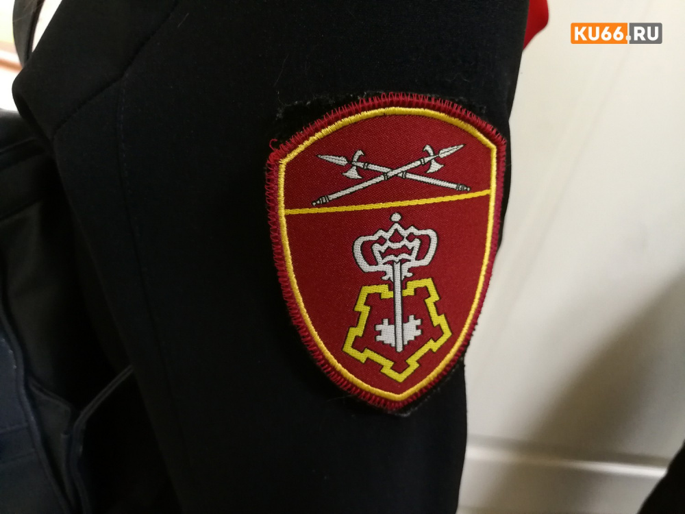 На трассе Первоуральск — Староуткинск бойцы Росгвардии останавливают машины | Под Первоуральском заметили посты с вооруженными силовиками