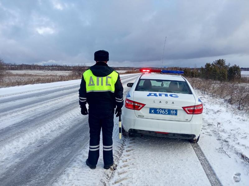 Первоуральских водителей предупредили о гололеде на проезжей части | Свердловская ГАИ предупредила об опасности на дорогах 