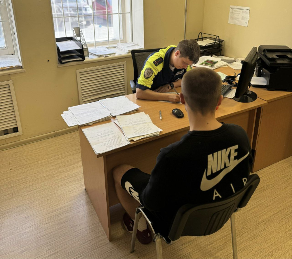 Автоинспекторы наказали водителя за перевозку ребенка на коленях в Екатеринбурге | Отец посадил капризного ребенка за руль, теперь ему грозит штраф в 3 тысячи рублей