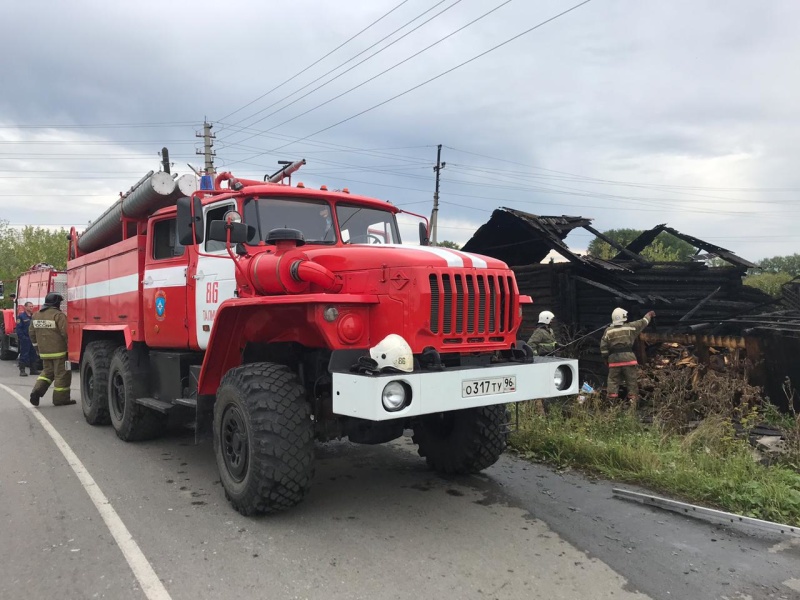 Вечером в Первоуральске сгорел частный жилой дом на две семьи Вечером в Первоуральске сгорел частный жилой дом на две семьи
