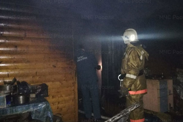 Ночью на трассе под Первоуральском сгорел садовый дом