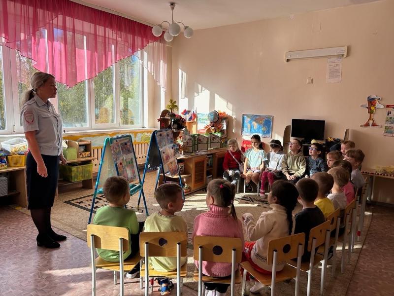 В Первоуральске сотрудники ГАИ провели лекцию для дошкольников | Первоуральские сотрудники ГАИ рассказали дошкольникам о ПДД В Первоуральске сотрудники ГАИ провели лекцию для дошкольников | Первоуральские сотрудники ГАИ рассказали дошкольникам о ПДД