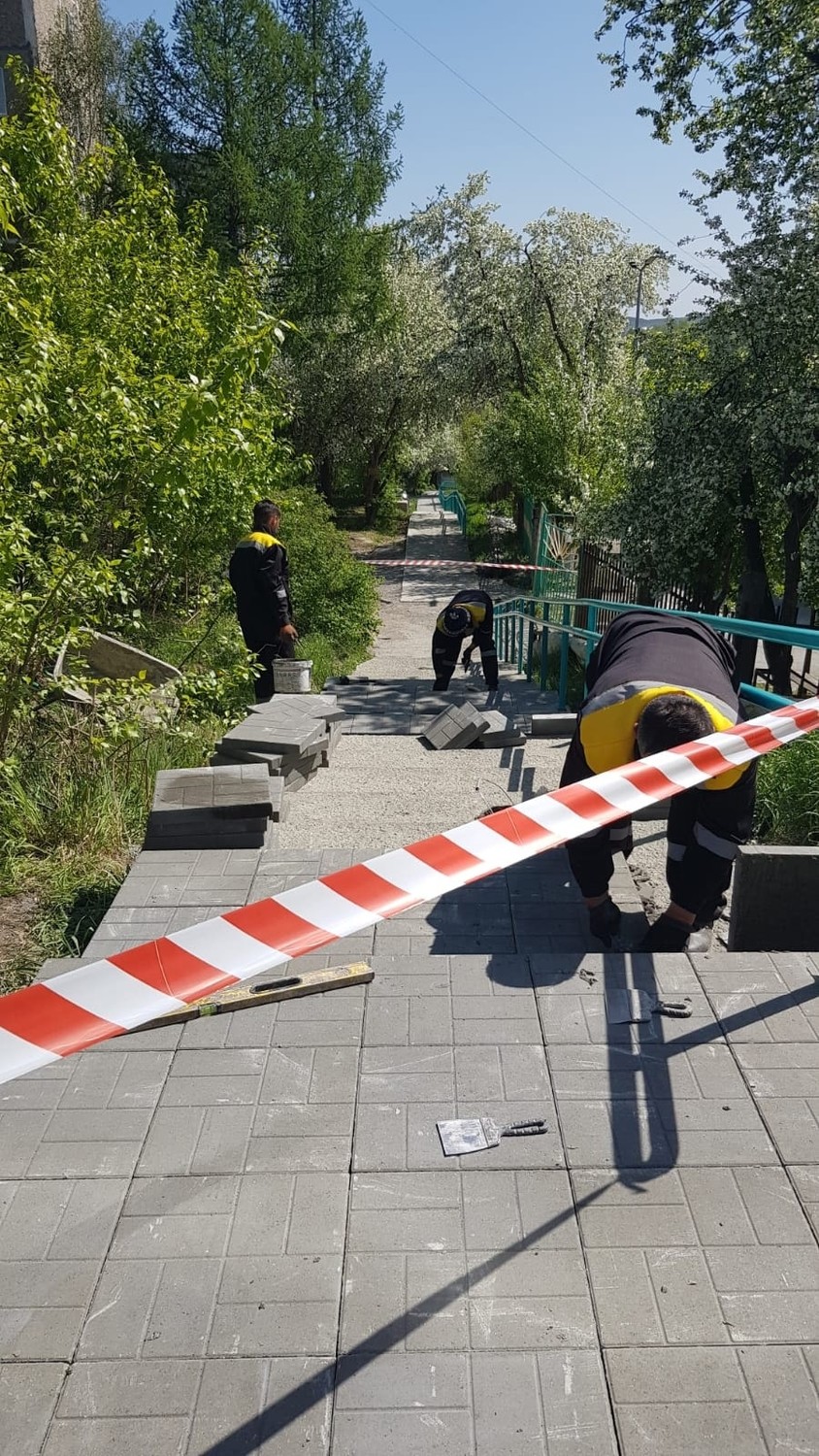 В Первоуральске начался ремонт лестничного марша на улице Вайнера