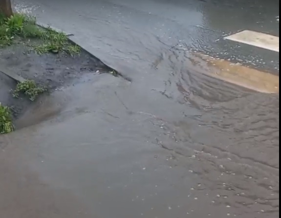 Жители Первоуральска жалуются на реки и водопады после дождя Жители Первоуральска жалуются на реки и водопады после дождя