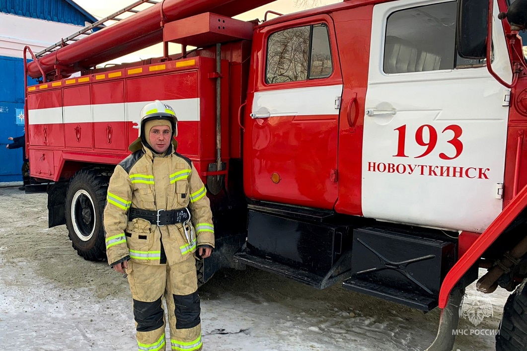 Под Первоуральском водитель пожарного автомобиля спас женщину из горящего дома Под Первоуральском водитель пожарного автомобиля спас женщину из горящего дома