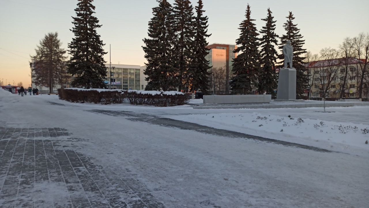 Улицы Первоуральска украшают к Новому году