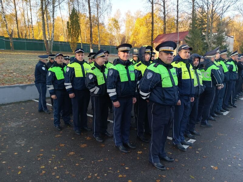 Первоуральские сотрудники ГИБДД прошли подготовку к вождению в экстремальных условиях | Первоуральские автоинспекторы повысили уровень водительского мастерства