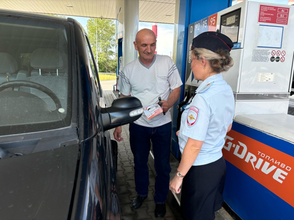 ГИБДД поджидает первоуральцев на заправках | Сотрудники ГИБДД проведут беседы с водителями на заправках в Первоуральске ГИБДД поджидает первоуральцев на заправках | Сотрудники ГИБДД проведут беседы с водителями на заправках в Первоуральске