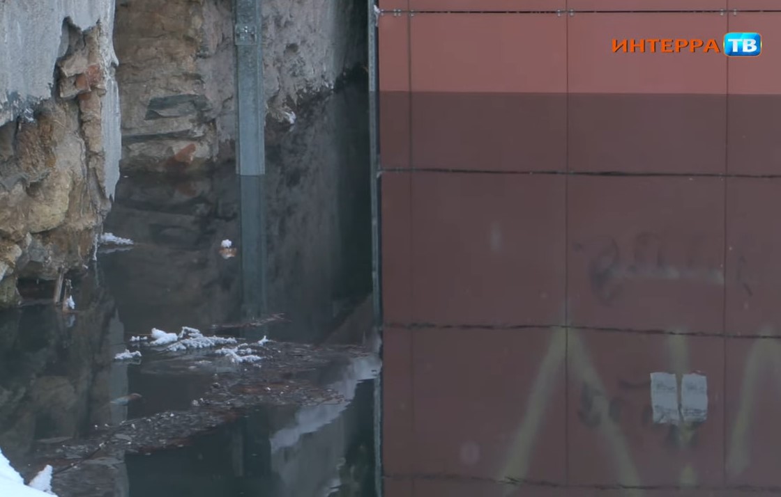 Жители Первоуральска жалуются на залитые фекалиями подвалы Жители Первоуральска жалуются на залитые фекалиями подвалы