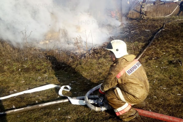 Утром в поселке под Первоуральском сгорел частный жилой дом на две семьи