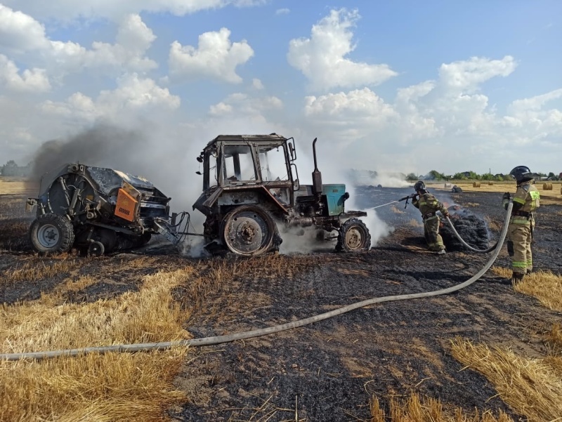 В деревне под Первоуральском сгорели трактор и прессподборщик