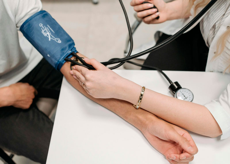 Эксперт рассказал, как бороться с повышенным давлением | Врач назвал способы борьбы с высоким давлением