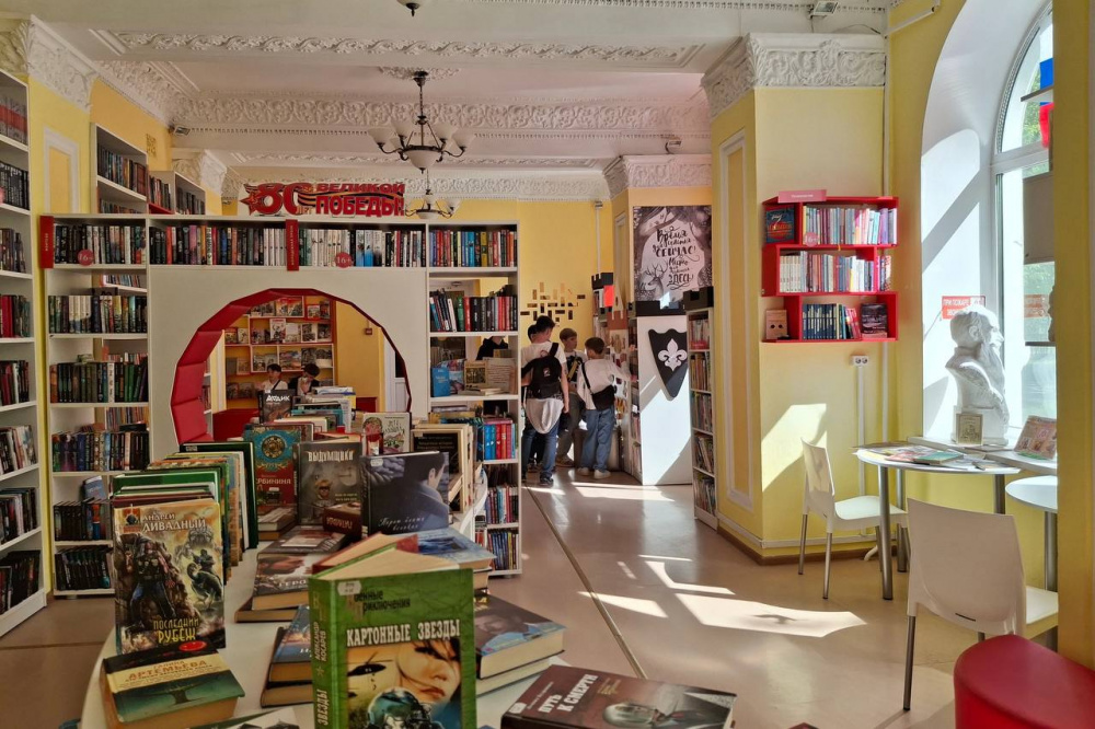 В Первоуральске учащиеся лицея отправились в инновационную библиотеку «Библио-КОД» | На Урале «Библио-КОД» предлагает школьникам инновационную площадку для досуга