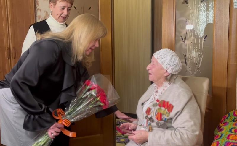 В Первоуральске вручили медали ветеранам - бывшим узникам концлагерей  | В Первоуральске вручили юбилейные медали ветеранам Великой Отечественной войны