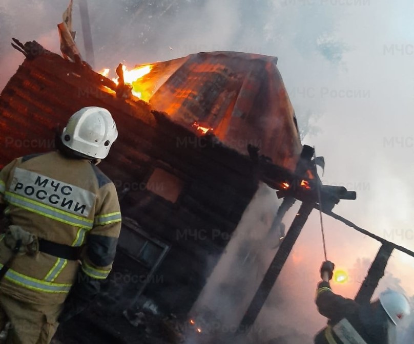 В коллективном саду в Первоуральске при пожаре погиб человек | В Первоуральске при пожаре в садовом доме погиб человек  