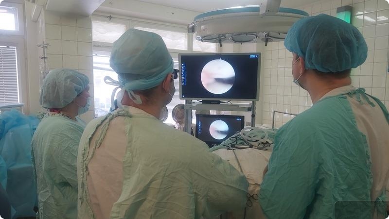 Первоуральские врачи провели первую малотравматичную операцию на коленном суставе  | На Урале врачи успешно выполнили малотравматичную операцию на коленном суставе 