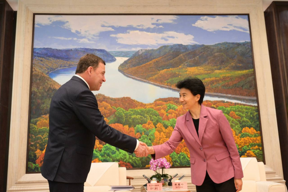 Евгений Куйвашев и Лян Хуэйлин: перспективы сотрудничества на восьмом Российско-Китайском ЭКСПО | Евгений Куйвашев и Лян Хуэйлин: перспективы сотрудничества на восьмом Российско-Китайском ЭКСПО