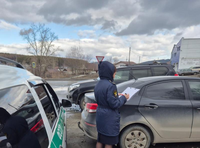 76 штрафов и долгов на 300 тысяч рублей: у жительницы Первоуральска отобрали машину за неуплату налогов  | Жительница Первоуральска осталась без автомобиля за неуплату 76 штрафов ГИБДД и налогов  