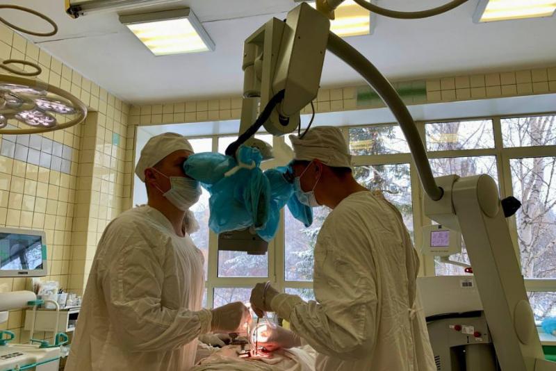 На Урале медики спасли 51-летнего мужчину из Китая после инсульта | Уральские медики спасли 51-летнего китайца с внутричерепной гематомой