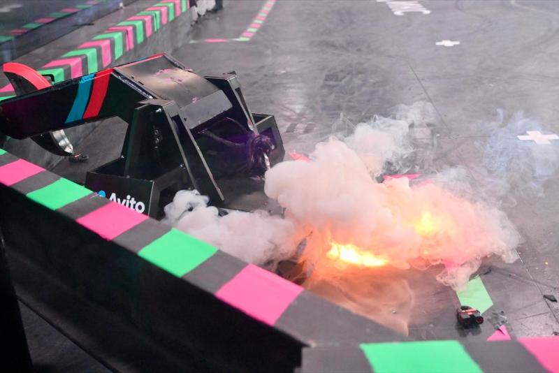 В Екатеринбурге на международном чемпионате сгорел робот | В Свердловской области на чемпионате по битве роботов произошел пожар