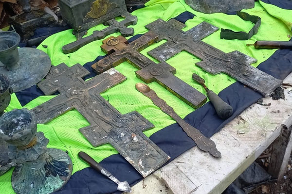 На Урале рыбаки выловили мешок с церковными украшениями