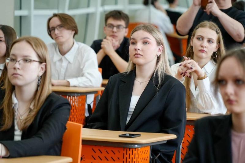 Первоуральские школьники попробовали себя в роли айтишников в рамках «Урока цифры» | Школьники Первоуральска прошли «Урок цифры» с компанией 1С Первоуральские школьники попробовали себя в роли айтишников в рамках «Урока цифры» | Школьники Первоуральска прошли «Урок цифры» с компанией 1С